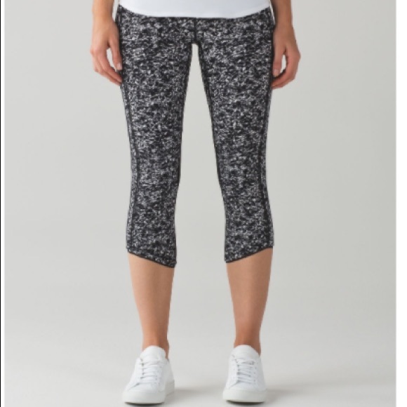 ♥️Lululemon NWOT Deep Breath Crop 21” - Picture 5 of 7